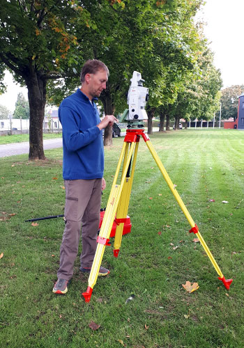 mesurage par un géometre expert avant le bornage d'un terrain à Waremme, région de Liège