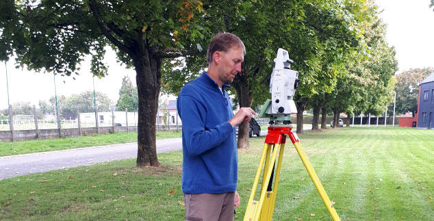 mesurage par un géometre expert avant le bornage d'un terrain à Waremme, région de Liège